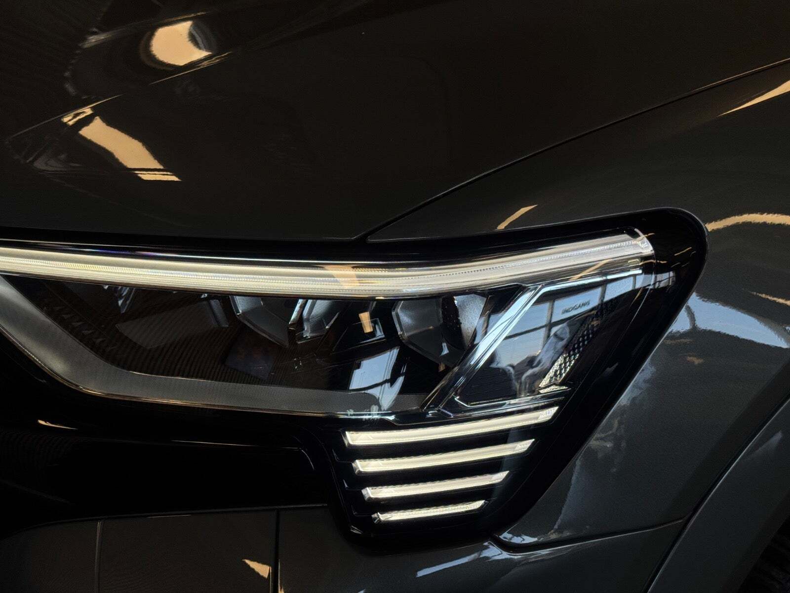 Grå Audi Q8 e-tron fra 2024