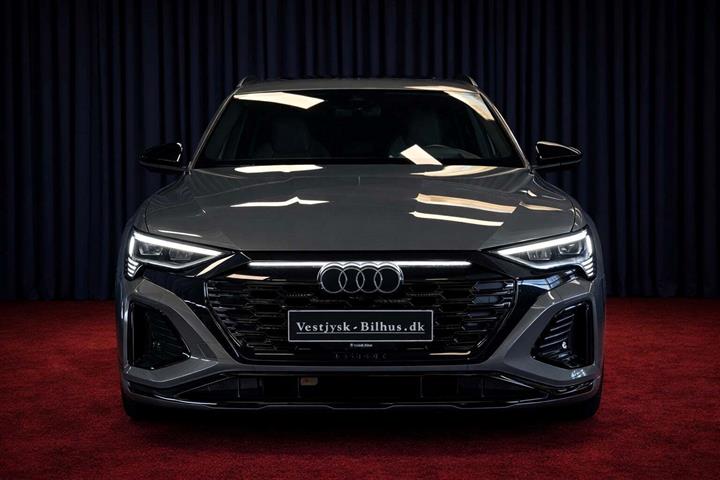 Grå Audi Q8 e-tron fra 2024