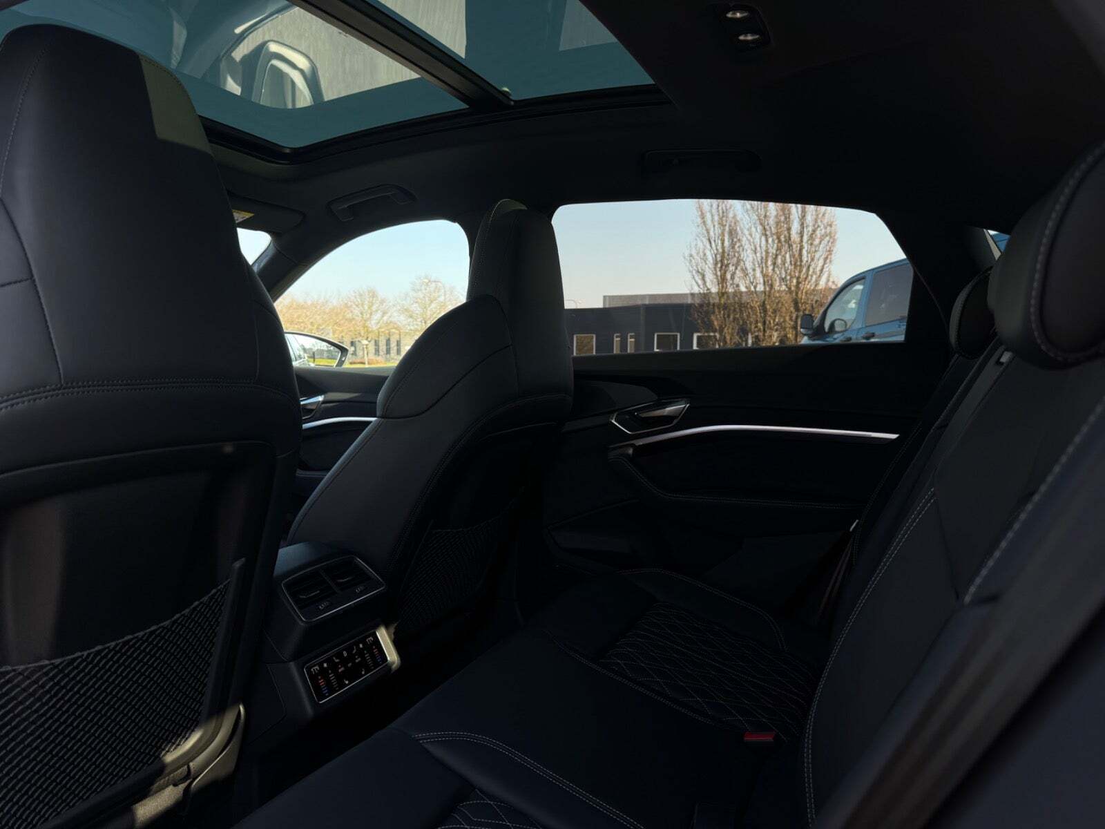 Grå Audi Q8 e-tron fra 2024