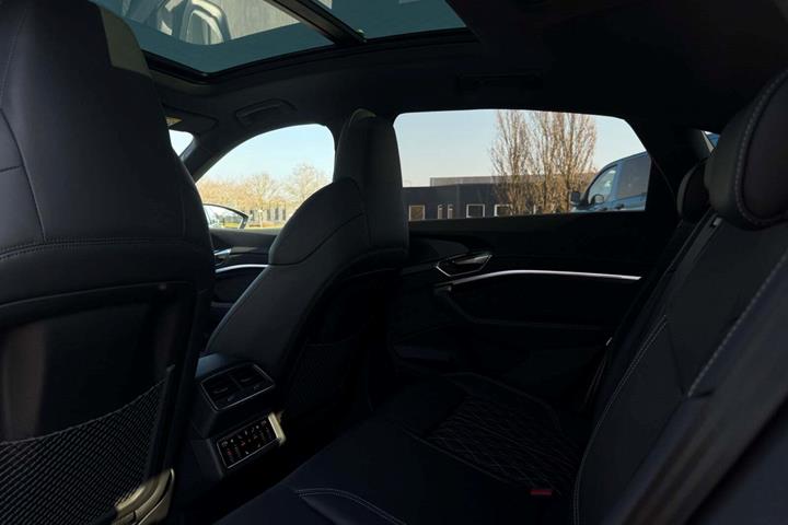 Grå Audi Q8 e-tron fra 2024