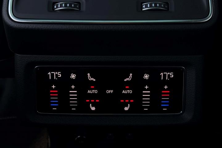 Grå Audi Q8 e-tron fra 2024