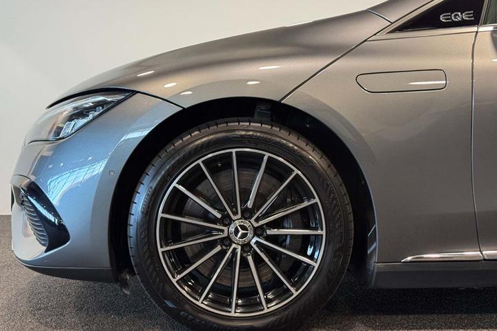 Grå Mercedes EQE350+ fra 2022