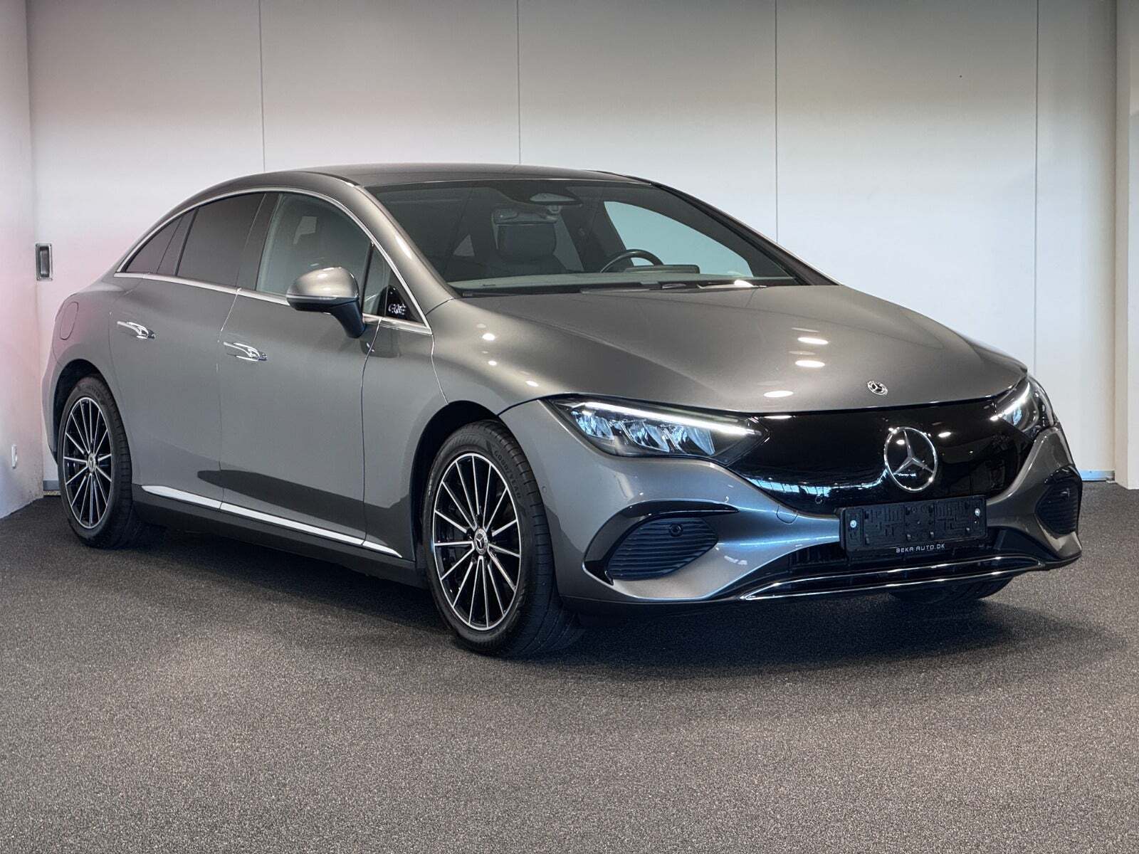 Grå Mercedes EQE350+ fra 2022