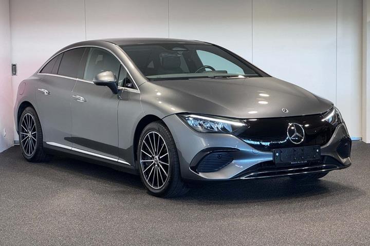 Grå Mercedes EQE350+ fra 2022