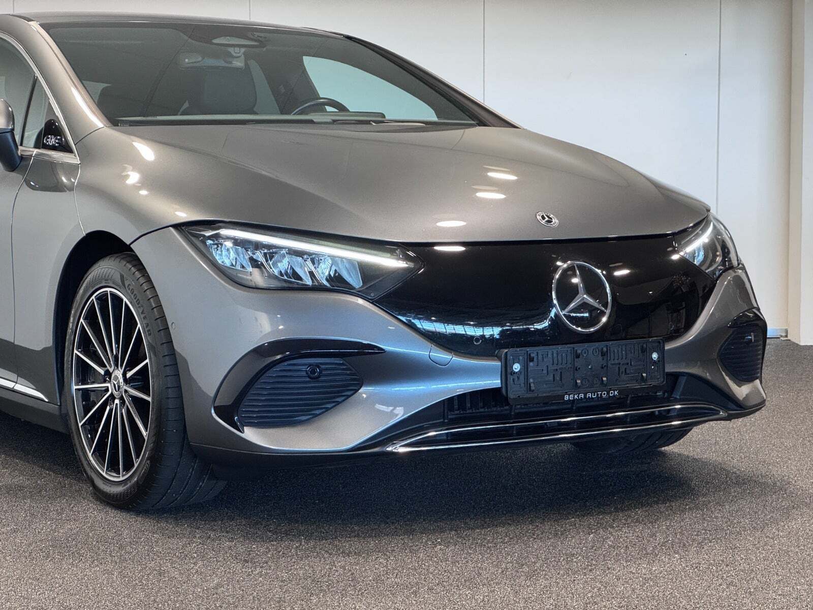Grå Mercedes EQE350+ fra 2022