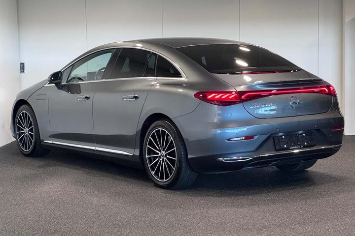 Grå Mercedes EQE350+ fra 2022
