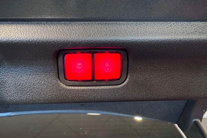 Grå Mercedes EQE350+ fra 2022