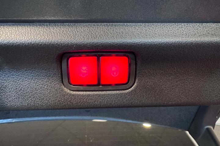 Grå Mercedes EQE350+ fra 2022
