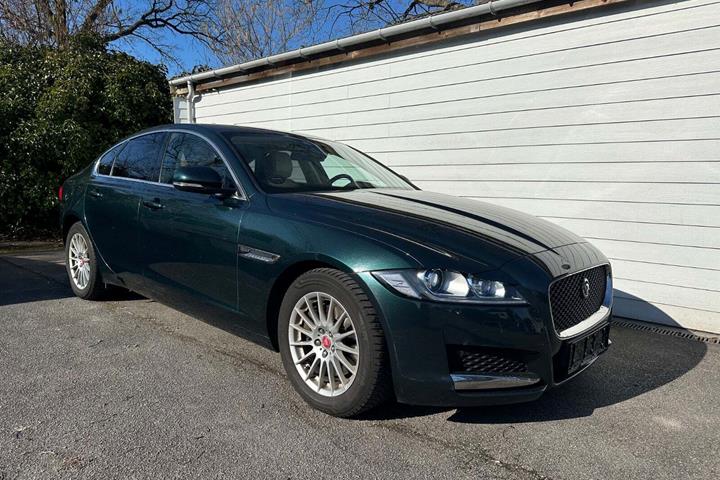 Grøn Jaguar XF fra 2017 set udefra