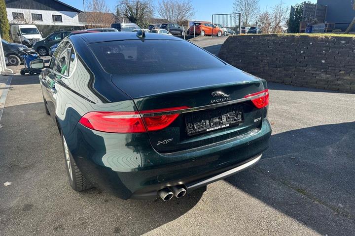 Grøn Jaguar XF fra 2017