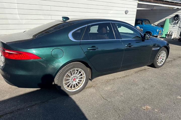 Grøn Jaguar XF fra 2017