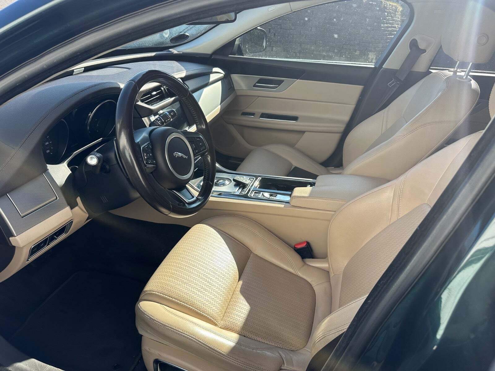 Jaguar XF 2,0 D180 Prestige