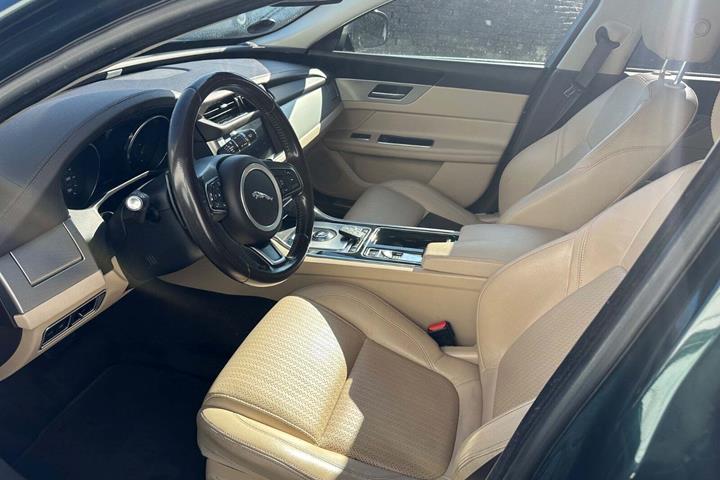 Grøn Jaguar XF fra 2017 set indefra