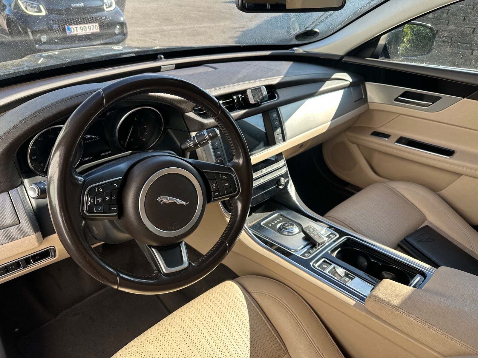 Grøn Jaguar XF fra 2017