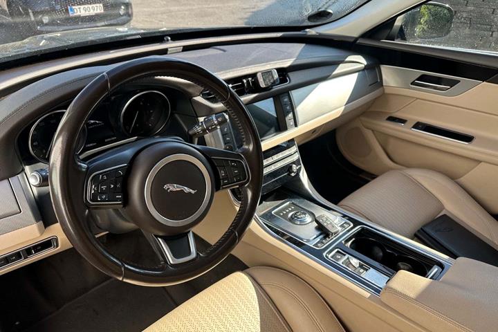 Grøn Jaguar XF fra 2017