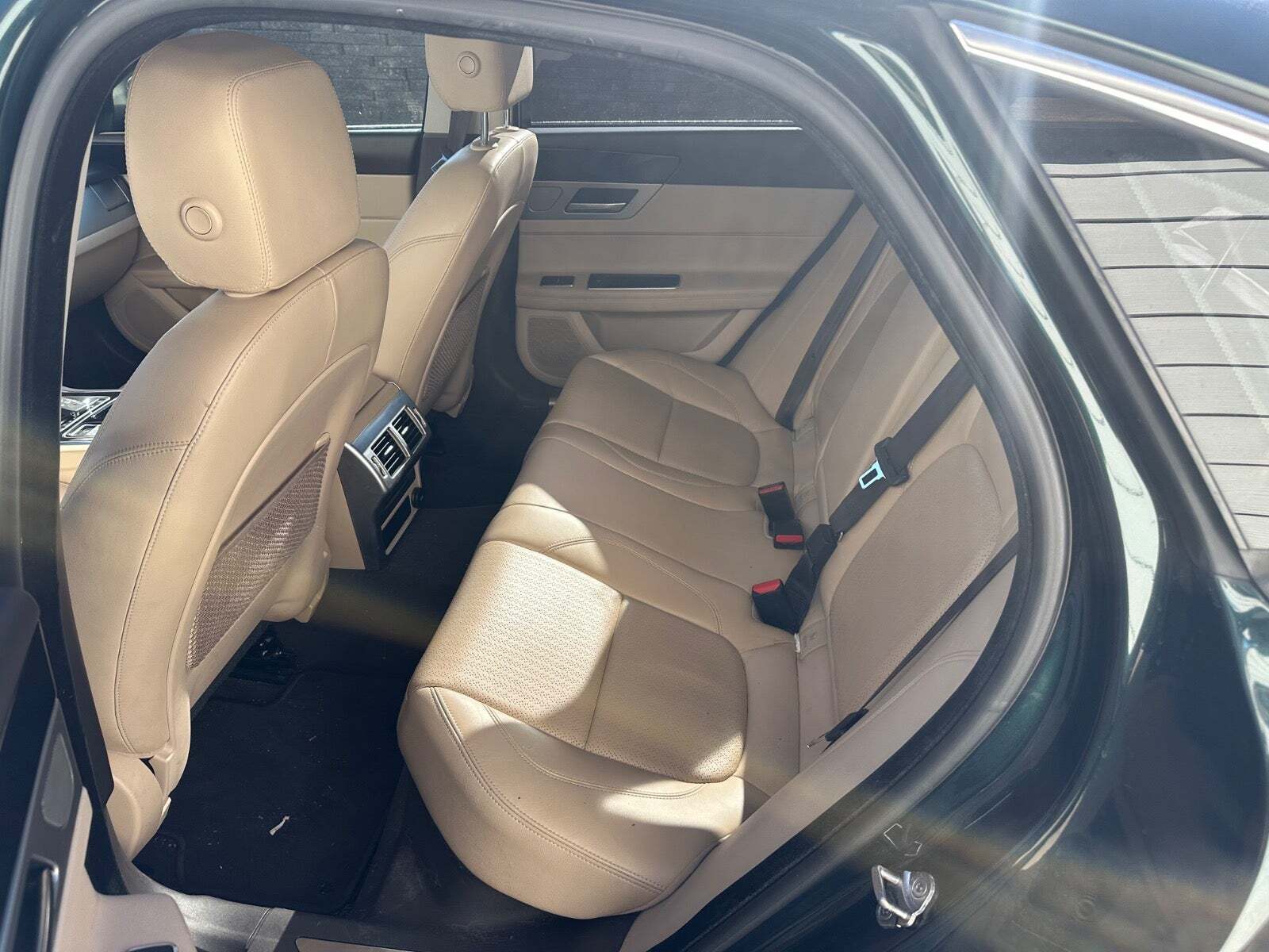 Grøn Jaguar XF fra 2017