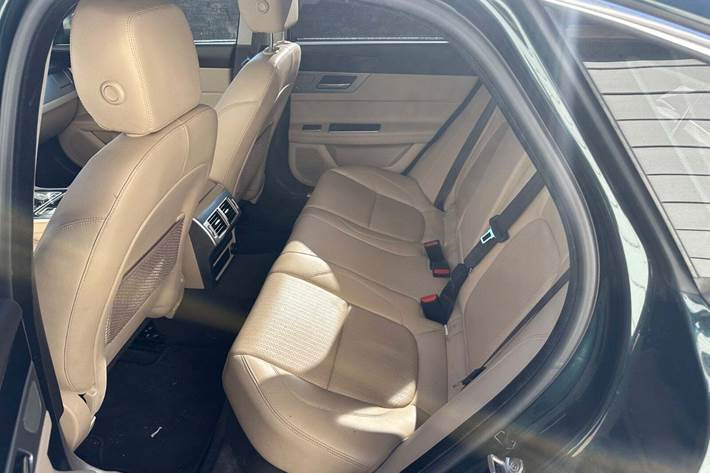 Grøn Jaguar XF fra 2017