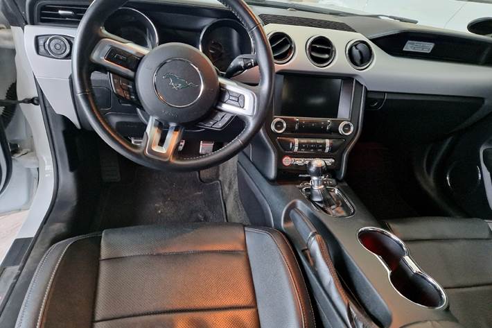 Hvid Ford Mustang fra 2016