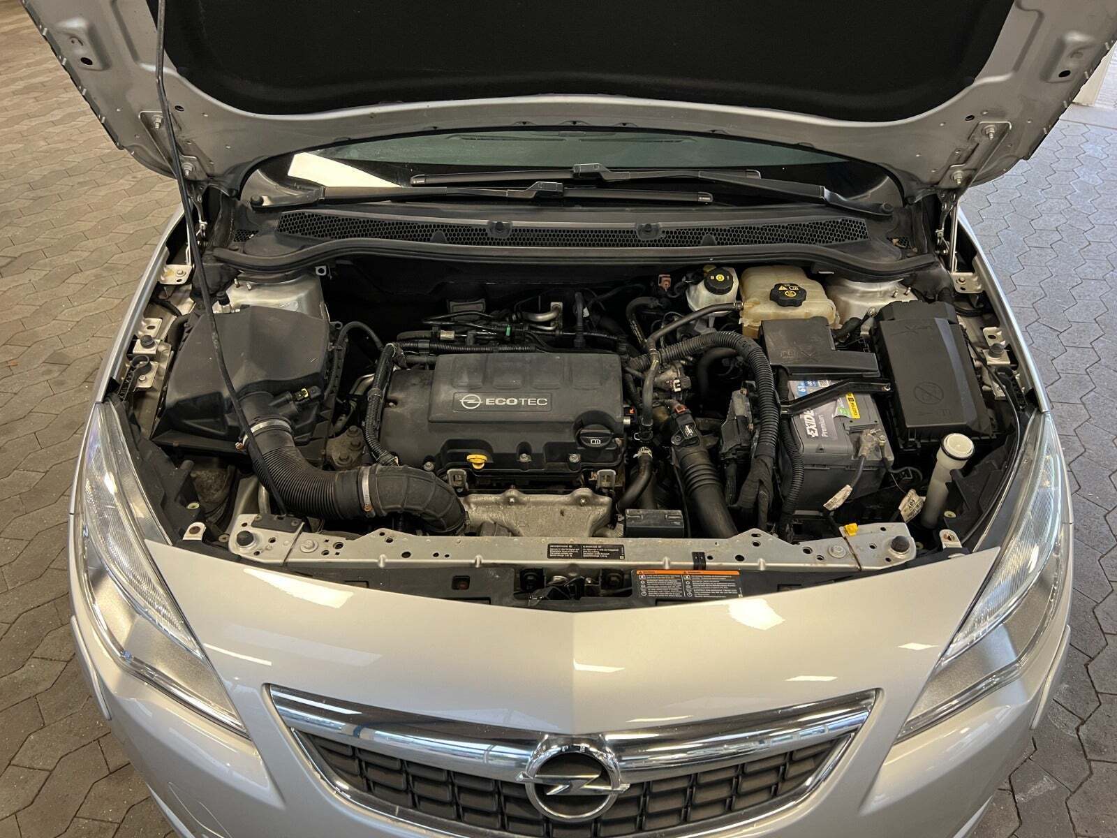 Sølv Opel Astra fra 2011