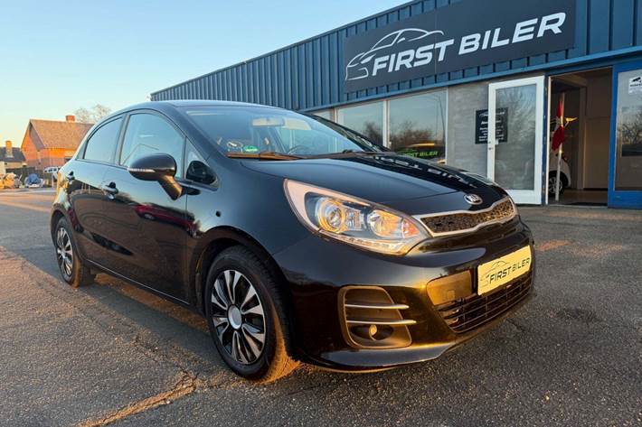 Grøn Kia Rio fra 2015 set udefra