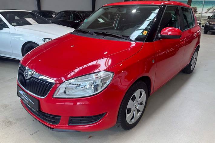 Rød Skoda Fabia fra 2014 set udefra