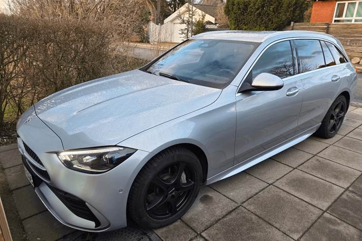 Grå Mercedes C300 e fra 2022