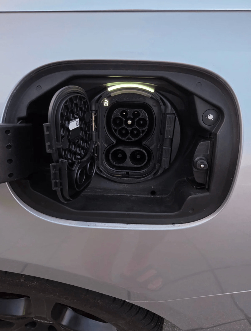 Grå Mercedes C300 e fra 2022