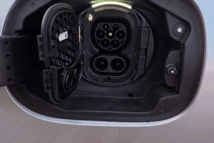 Grå Mercedes C300 e fra 2022