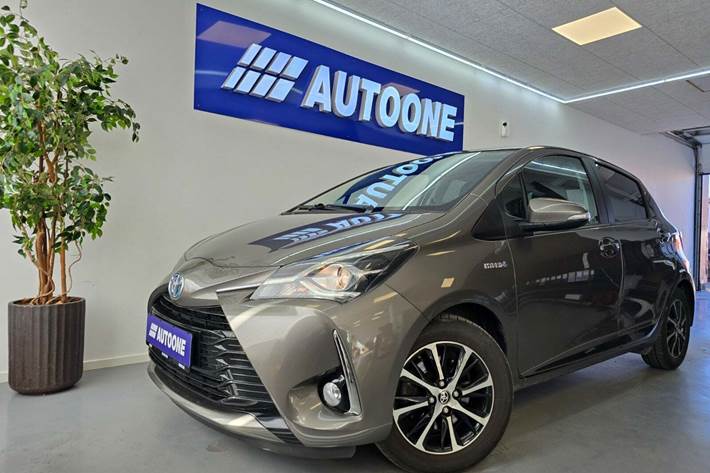 Grå Toyota Yaris fra 2019