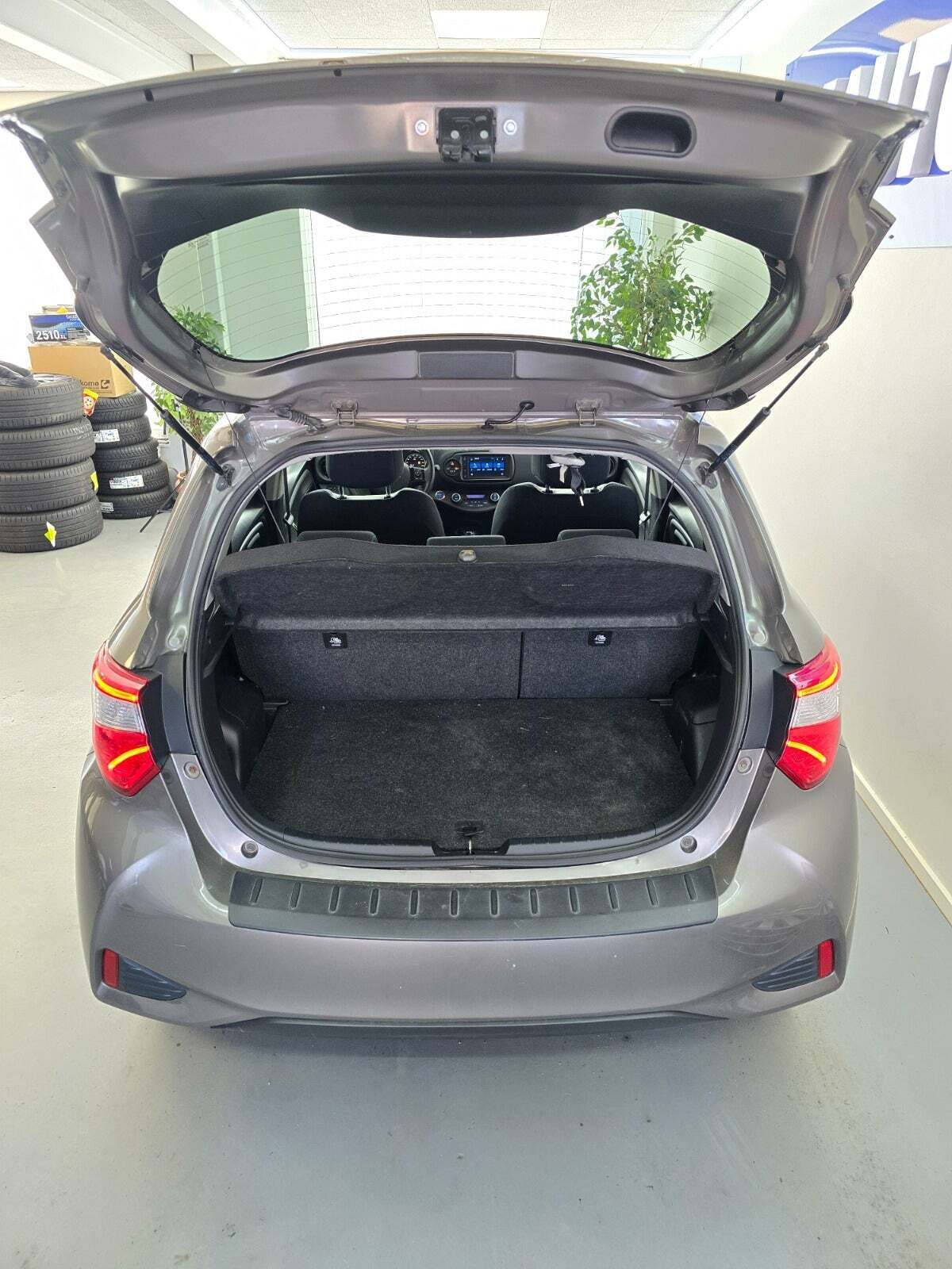 Grå Toyota Yaris fra 2019