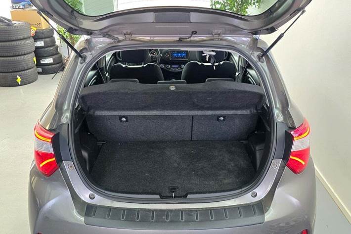 Grå Toyota Yaris fra 2019