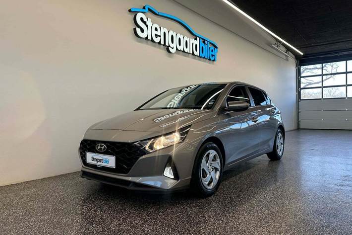 Grå Hyundai i20 fra 2021 set udefra
