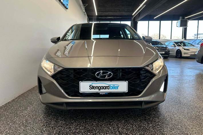 Grå Hyundai i20 fra 2021