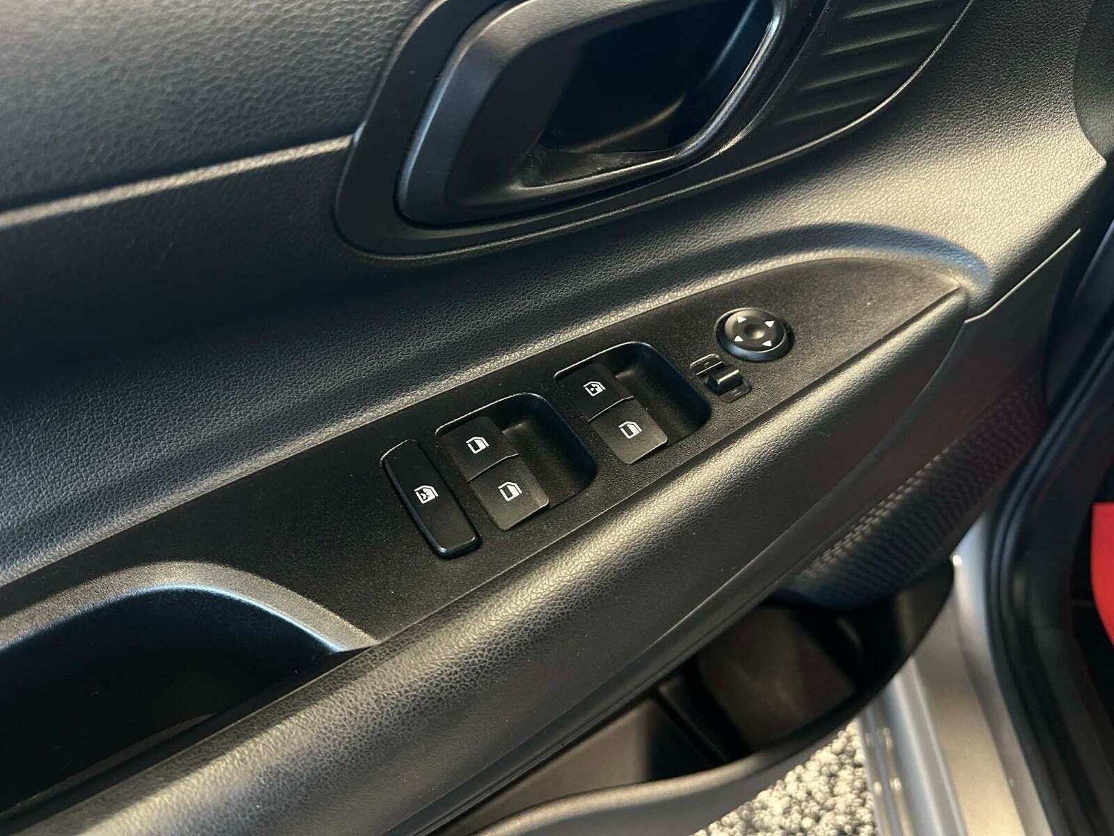 Grå Hyundai i20 fra 2021