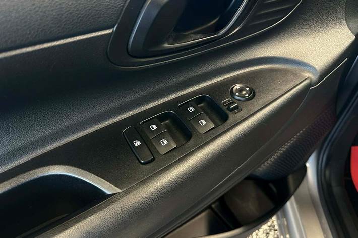 Grå Hyundai i20 fra 2021