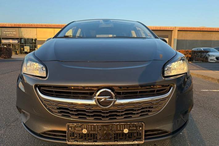 Sort Opel Corsa fra 2016
