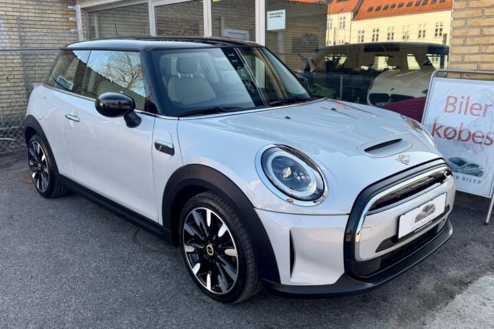 Hvid Mini Cooper SE fra 2023 set udefra