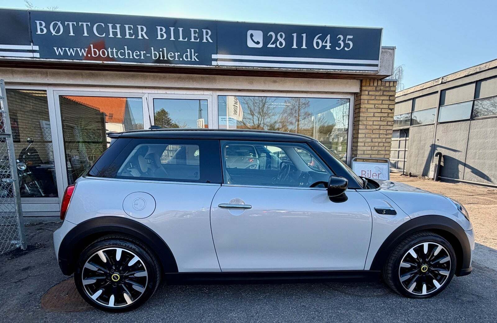 Hvid Mini Cooper SE fra 2023