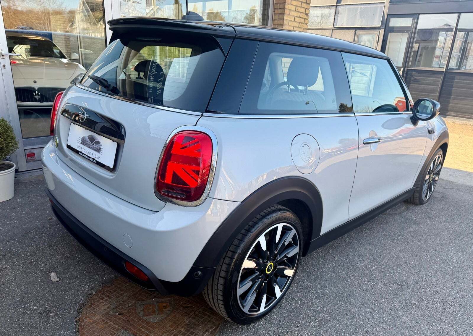 Hvid Mini Cooper SE fra 2023