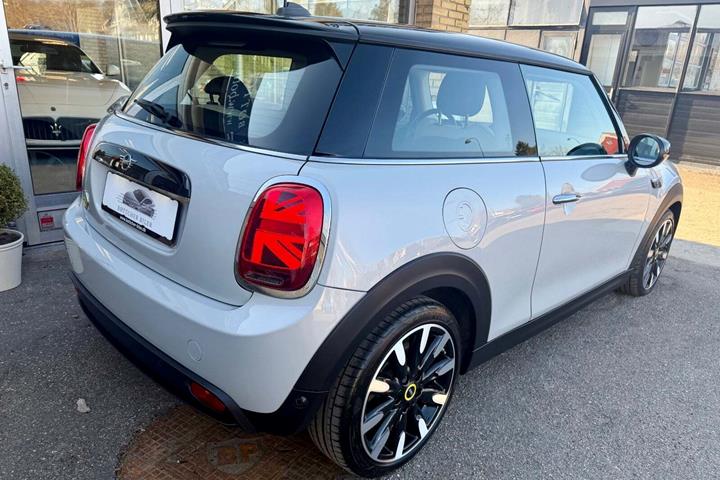 Hvid Mini Cooper SE fra 2023