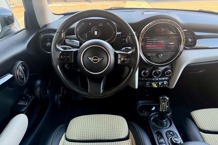 Hvid Mini Cooper SE fra 2023