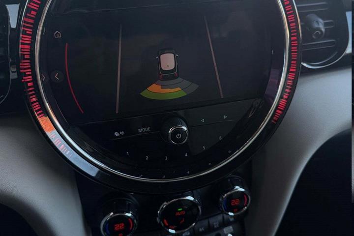 Hvid Mini Cooper SE fra 2023