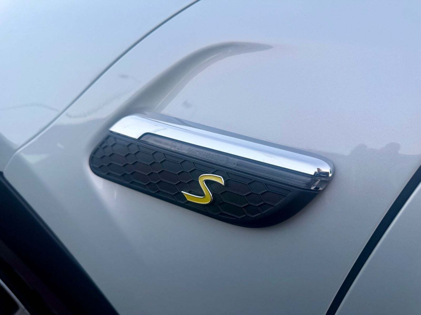 Hvid Mini Cooper SE fra 2023