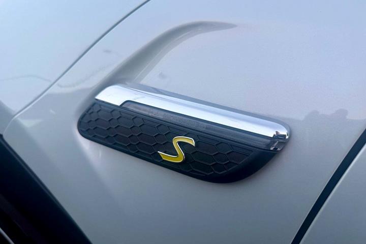 Hvid Mini Cooper SE fra 2023