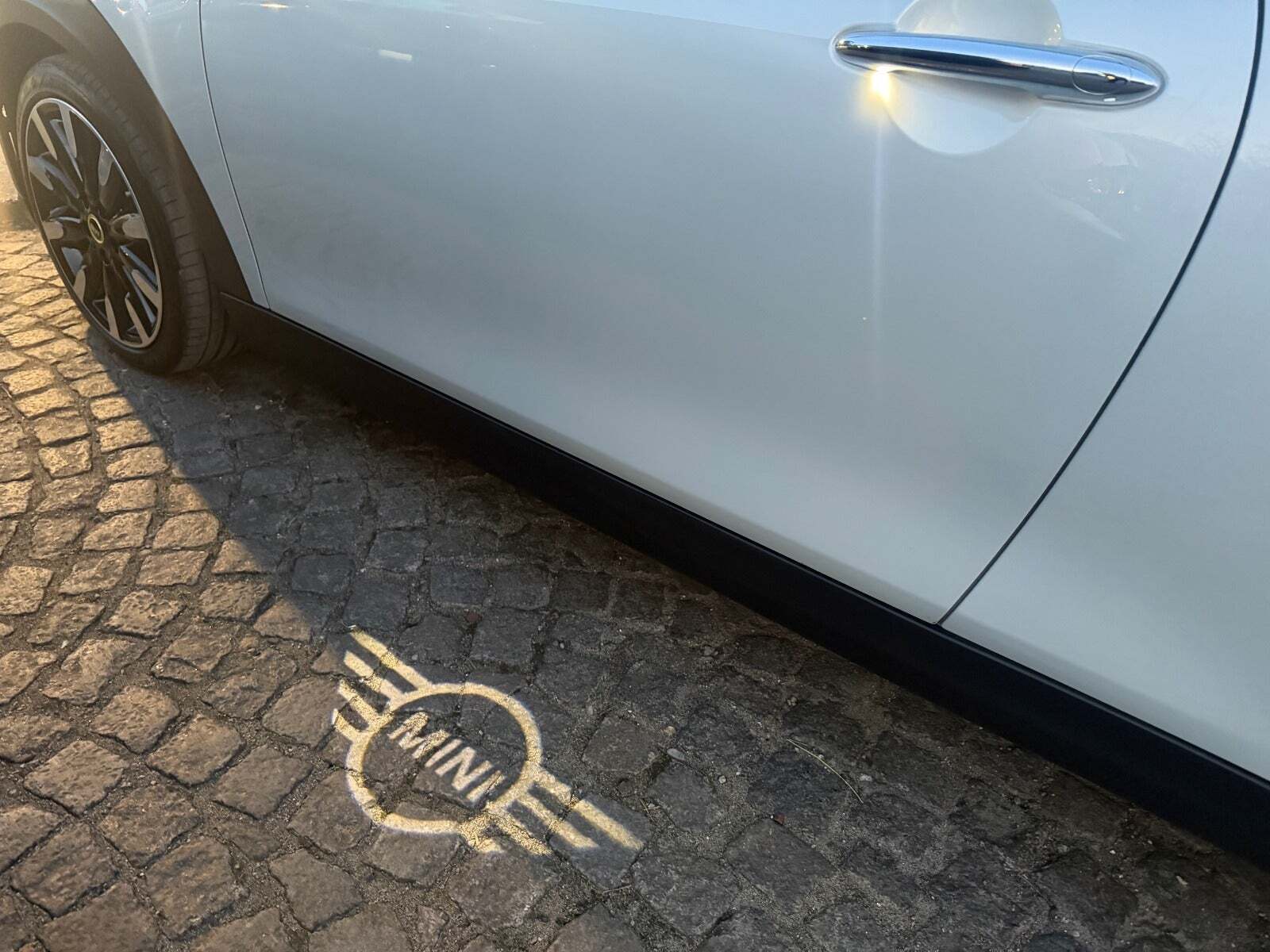Hvid Mini Cooper SE fra 2023