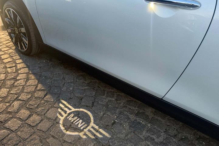 Hvid Mini Cooper SE fra 2023