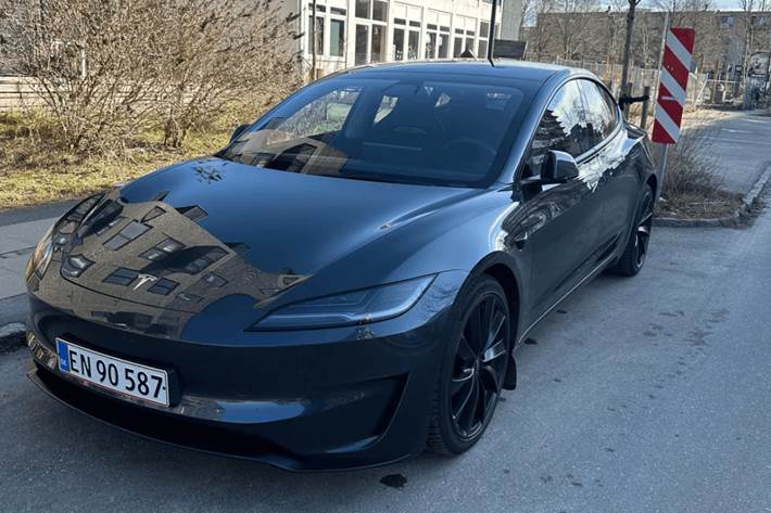 Grå Tesla Model 3 fra 2024
