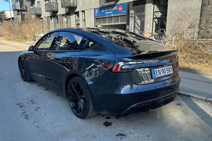 Grå Tesla Model 3 fra 2024