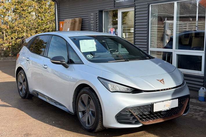 Sølv Cupra Born fra 2024 set udefra