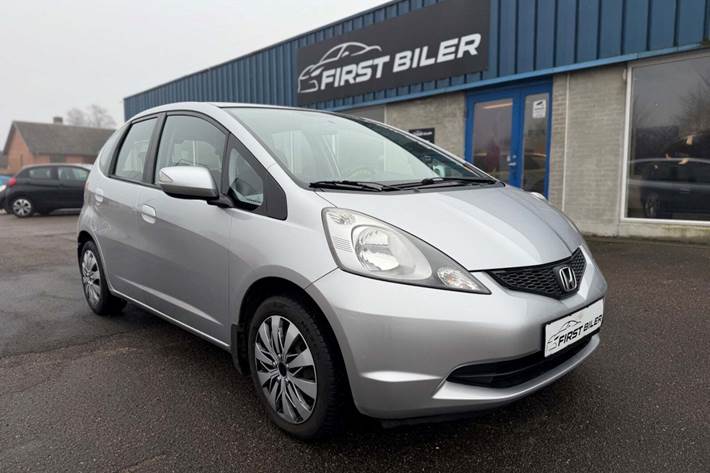 Grøn Honda Jazz fra 2010 set udefra